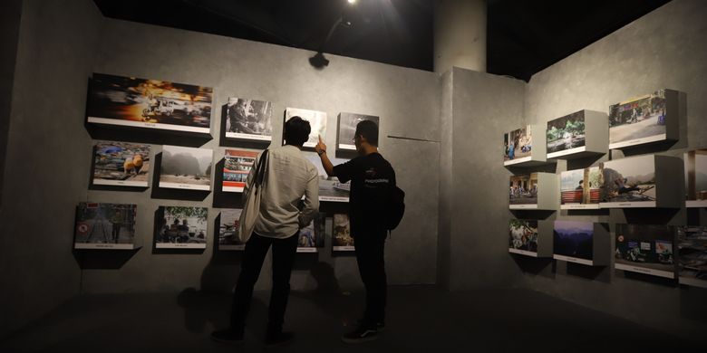 Visual Collaborative Exhibition Lensa Community memamerkan karya visual dari empat orang lulusan terbaiknya dari masing-masing genre dan para pemula di bidang audio visual. Pameran bertempat di Senayan City lantai itu berlangsung sejak Jumat sampai Minggu (6-8/12/2019).