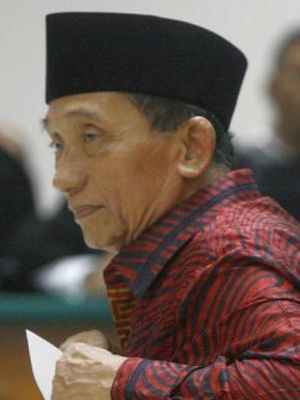 Mantan Bupati Bangkalan Fuad Amin Imron menjalani sidang perdana di Pengadilan Tindak Pidana Korupsi (Tipikor), Jakarta Selatan, Kamis (7/5/2015). Fuad dijerat dengan tiga dakwaan. Yang pertama, terkait penerimaan uang dari PT Media Karya Sentosa. Penerimaan itu dikategorikan saat Fuad masih menjabat sebagai Bupati Bangkalan dan setelah menjadi Ketua DPRD Bangkalan. Selain itu, Fuad juga dijerat dengan pasal pencucian uang. ?Dia dijerat dengan Pasal 3 Undang-undang Nomor 8 Tahun 2010. Sedangkan, pada dakwaan ketiga, KPK memperdalam pencucian uang Fuad sebelum tahun 2010. Pasal yang digunakan adalah Pasal 3 ayat (1) huruf a dan c UU Nomor 15 Tahun 2002.