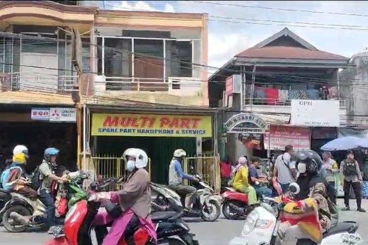 Suasana lokasi penangkapan terduga teroris oleh Densus 88 Mabes Polri tepatnya di Jalan Lambung Mangkurat, RT 08, Kelurahan Pelita, Kecamatan Samarinda Ilir, Jumat (1/12/2023).
