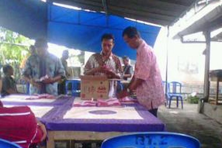 Warga Dusun Banyakan, Desa/Kecamatan Mertoyudan Kabupaten Magelang Jawa Tengah menggelar pemungutan suara untuk menentukan ijin pendirian bisnis karaoke di wilayahnya, Minggu (14/12/2014).