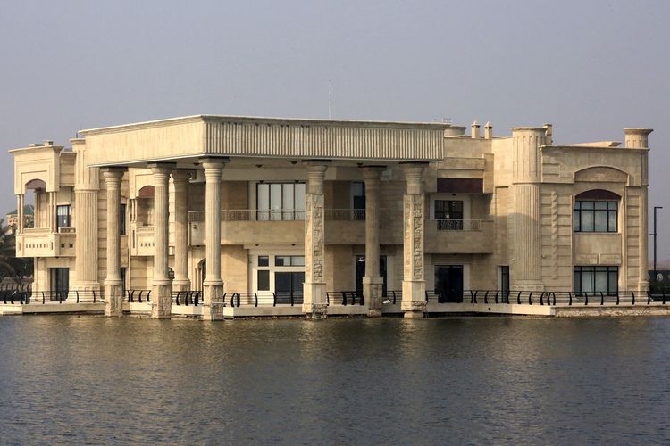 Bekas istana Saddam Hussein di dekat Bandara Internasional Baghdad, Irak, 12 Januari 2022.