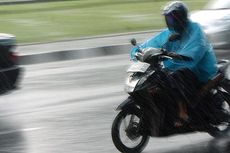 Cara Aman Bersepeda Motor di Tengah Terpaan Angin Kencang