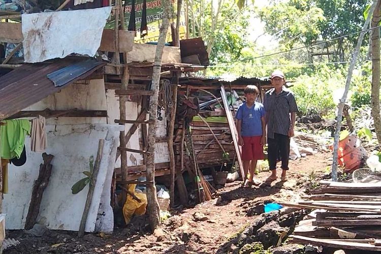 La Umpa (60) seorang pria tua tinggal didalam gubuk reyot mirip kandang didalam kebun milik orang di Kelurahan Waruruma, Kecamatan Kokalukuna, Kota Baubau,, Sulawesi Tenggara.