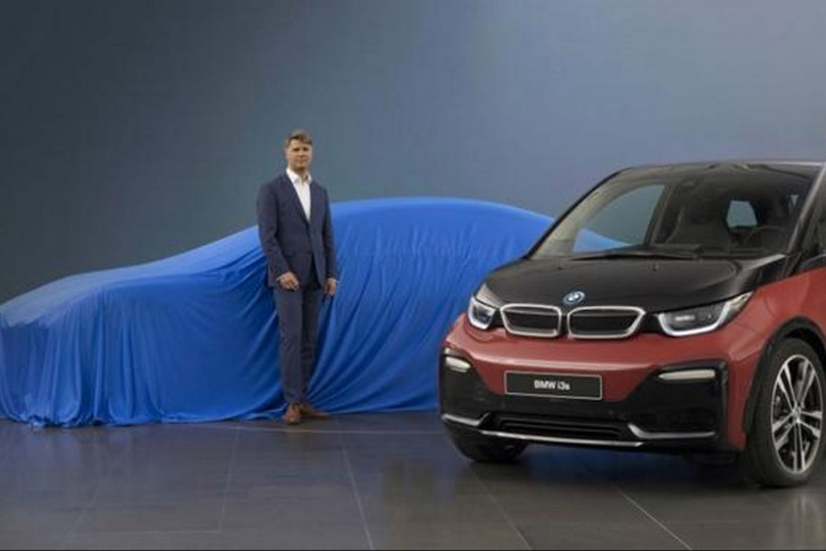 Mobil listrik baru BMW yang masih diselubungi.