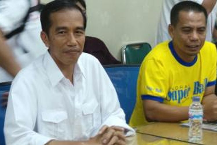 Bakal calon presiden PDI Perjuangan sekaligus Gubernur DKI Jakarta Joko Widodo (kiri) saat mengunjungi kantor Redaksi Tribun Makassar, Sulawesi Selatan, Sabtu (10/5/2014).