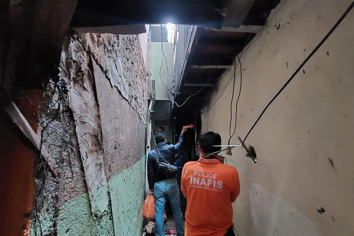 Sebuah rumah tinggal yang juga berfungsi sebagai warung nasi di Jalan Tomang Banjir Kanal 12, Tomang, Grogol Petamburan, Jakarta Barat, terbakar pada Senin (6/6/2022) pukul 10.08 WIB.