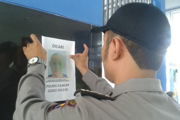 Kepolisian Resor Cilacap menyebar foto Kadarmono alias Darmo bin Sukandar, seorang narapidana (napi) Lembaga Pemasyarkatan (Lapas) Klas IIA Permisan, Pulau Nusakambangan, Cilacap, Jawa Tengah yang melarikan diri dari Senin (19/6/2017) lalu.