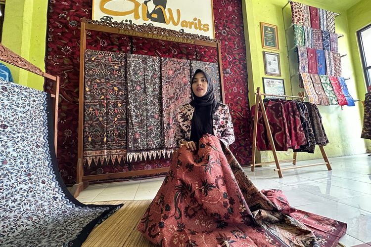 Batik dengan wangi layaknya aromaterapi mungkin belum familiar bagi sebagian masyarakat Indonesia. Produk batik dengan wangi aromaterapi muncul dari sosok pemilik Al-Warits, Warisatul Hasanah (34). Warits, sapaan perempuan lulusan STIE Perbanas Surabaya tersebut membuat inovasi batik aromaterapi untuk memasarkan batik produksi para perajin dari Pulau Madura.
