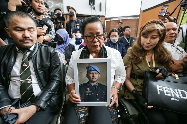 Ibu korban pembunuhan berencana Nofriansyah Yosua Hutabarat atau Brigadir J, Rosti Simanjuntak memegang foto anaknya saat hadir di sidang vonis dengan terdakwa, Ferdy Sambo di Pengadilan Negeri Jakarta Selatan, Senin (13/2/2023).