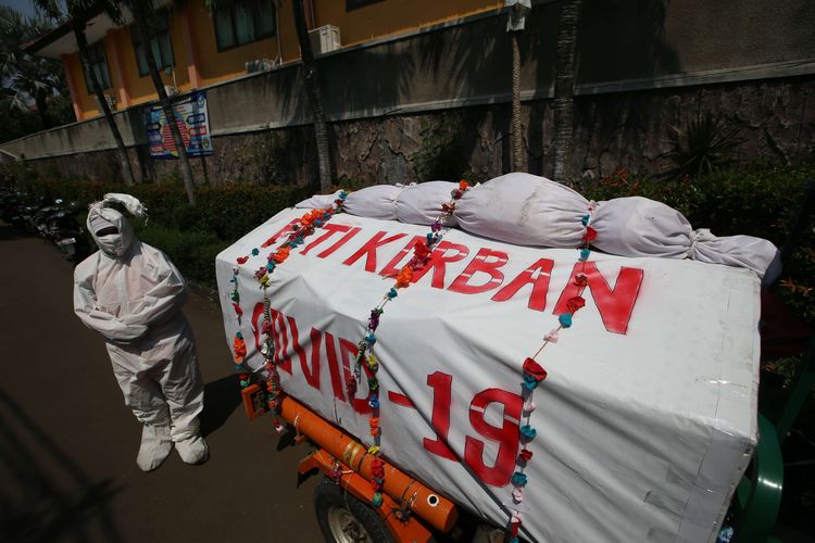 Petugas dari Kelurahan Pondok Labu membawa peti mati saat sosialisasi mencuci tangan, menjaga jarak, menggunakan masker di kawasan RW 05 dan Pasar Pondok Labu, Jakarta Selatan, Rabu (9/9/2020). Sosialisasi terkait bahaya penularan Covid-19 ini dihadiri Camat Cilandak.