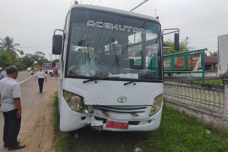 Dua mahasiswa IAIN Lhokseumawe dilaporkan tewas dalam tabrakan maut dengan mobil jenis bus milik Pemerintah Kabupaten Aceh Utara, di Simpang Mulieng, Kecamatan Syamtalira Aron, Kabupaten Aceh Utara, Rabu (16/3/2022).