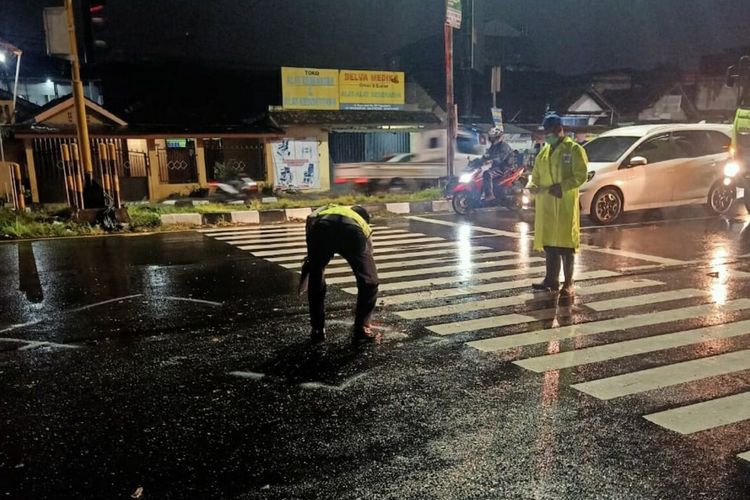 Unit Laka Polres Bantul Melakukan Olah TKP di Lokasi Kecelakaan Melibatkan Mobil yang dikendarai Remaja 14 Tahun di Jalan Majapahit, Banguntapan, Bantul