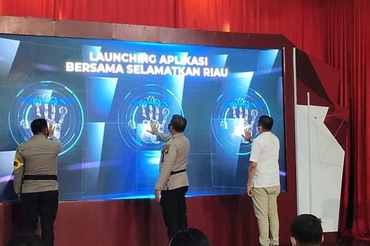 Launching aplikasi Bersama Selamatkan Riau oleh Kapolda Riau Irjen Pol Agung Setya Imam Effendi, Bupati Kepulauan Meranti Muhammad Adil, dan Kapolres Kepulauan Meranti AKBP Andi Yul Lapawesean Tenri Guling, Rabu (6/10/2021).