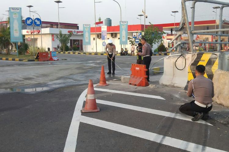 Petugas kepolisian melakukan olah Tempat Kejadian Perkara (TKP) insiden bus menabrak beton pembatas jalan dan terguling di rest area Jalan Tol Surabaya-Mojokerto (Sumo), Jawa Timur, Senin (7/10/2024).