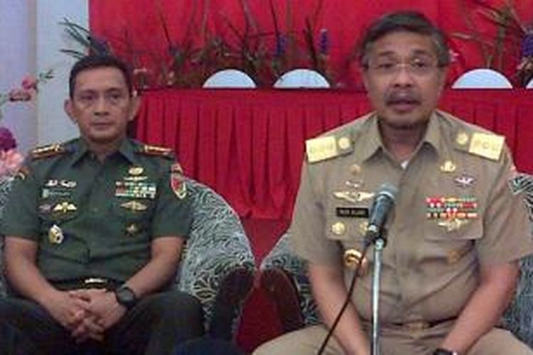 Gubernur Sulawesi Tenggara Nur Alam didampingi Komandan Korem 143/ Haluole Kendari Muh. Fadillah saat memberi keterangan pers pascabanjir di Kendari. 