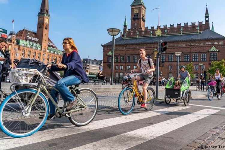 Bersepeda di tengah kota Kopenhagen, Denmark.