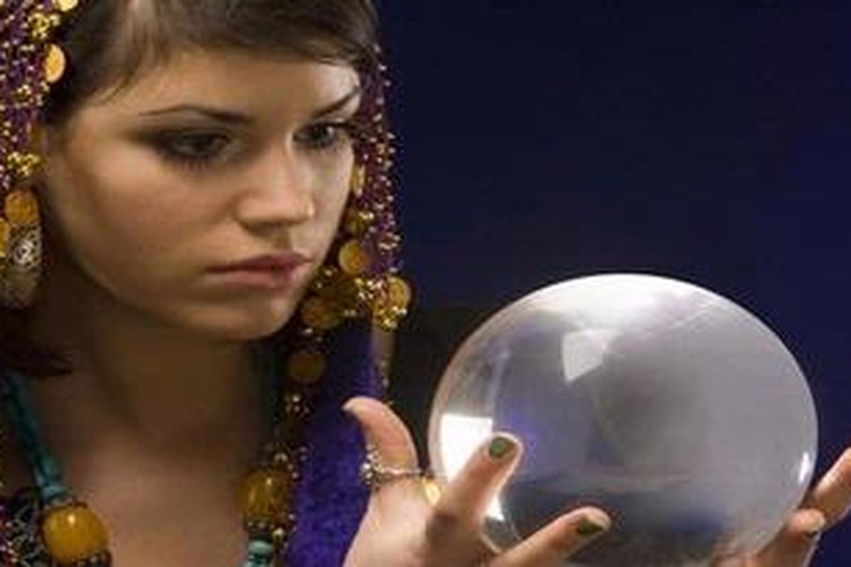 Ilustrasi: Dibutuhkan orang yang pandai membaca alam untuk menginformasikan apa yang akan terjadi. Orang pandai inilah yang kemudian berkembang menjadi peramal.