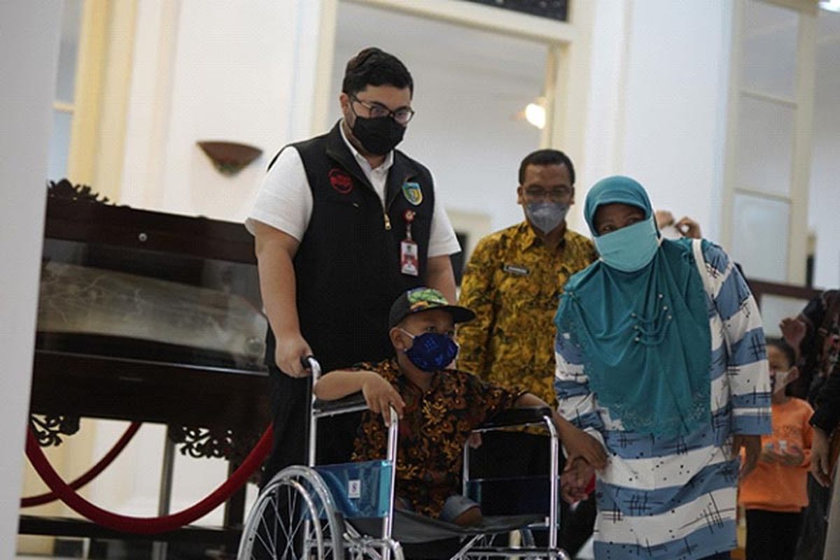 Pemberian bantuan kepada penyandang disabilitas.
