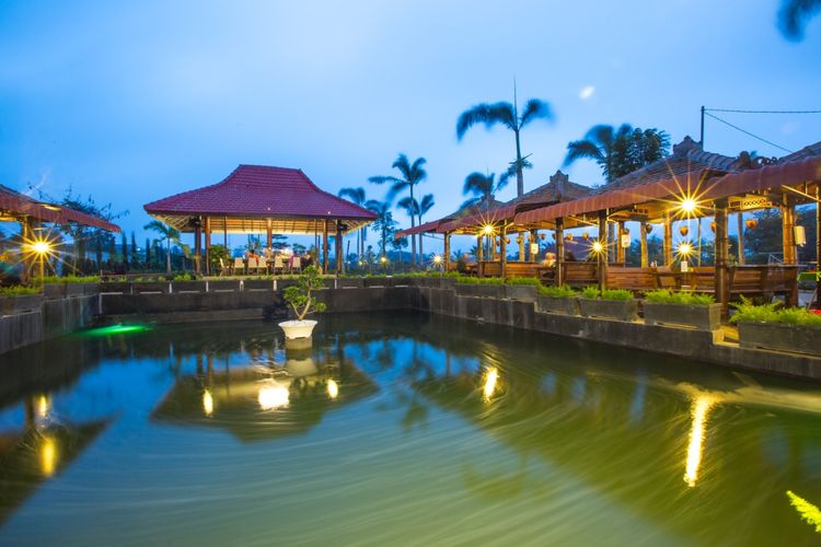 Restoran Warung Wareg menjadi salah satu yang terdampak pandemi Covid-19 karena turunnya penjualan dan omzet secara drastis.