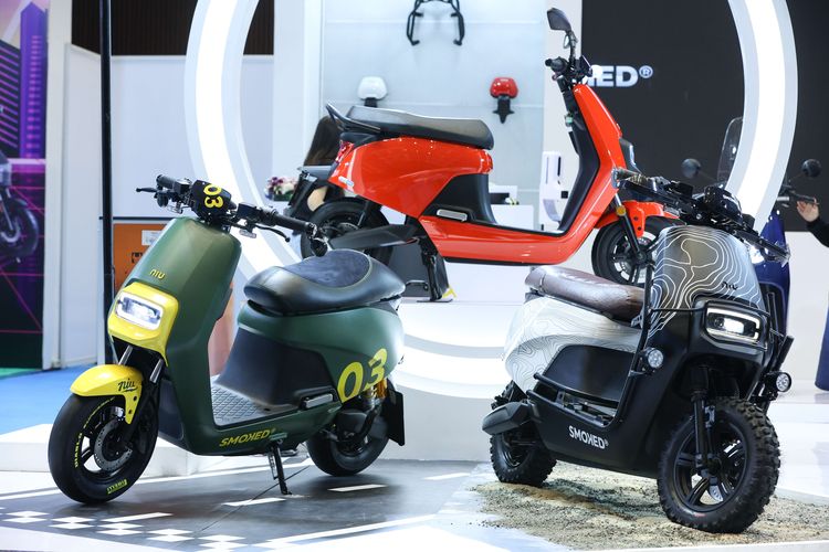 Gova 03 C Racer (kiri) dan Gova 03 Adventure dipamerkan di ajang Periklindo Electric Vehicle Show (PEVS) 2022 di JI Expo Kemayoran, Jakarta, Kamis (28/7/2022). NIU Mobility resmi meluncurkan dua model NIU Gova 03 versi modifikasi berkolaborasi dengan Smoked Garage yaitu Gova 03 C Racer dan Gova 03 Adventure yang diproduksi terbatas masing-masing 100 unit.