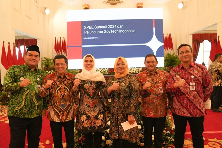 Bupati Blora Arief Rohman diundang ke Istana Negara untuk mengikuti mengikuti SPBE Summit 2024 yang dirangkaikan dengan penyerahan penghargaan Digital government Award 2024 dan Peluncuran GovTech Indonesia (INA Digital - Indonesia Terintegrasi) di Jakarta, Senin (27/5/2024).
