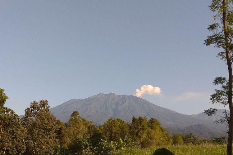 Gunung Raung mengeluarkan asap putih setinggi 400 meter berdasarkan pengamatan pos PPGA Raung Desa Sumberarum, Banyuwangi pada Rabu (6/7/2022). 
