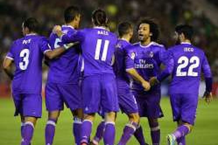 Para pemain Real Madrid merayakan gol ke gawang Real Betis dalam lanjutan La Liga, di Estadio Benito Villamarin, Sabtu (15/10/2016) waktu setempat.