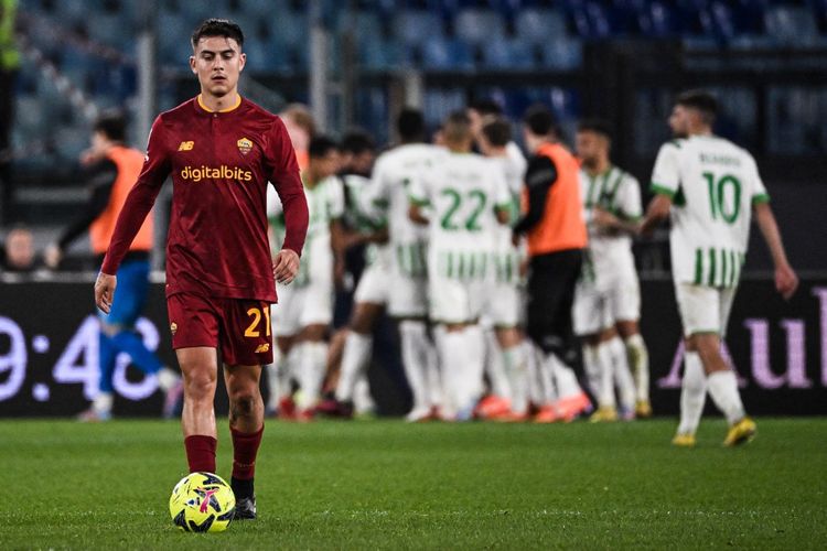 Reaksi Paulo Dybala setelah Sassuolo mencetak gol keempat dalam pertandingan melawan AS Roma di Stadion Olimpico, Senin (13/3/2023) dini hari WIB. Dybala yang tak masuk skuad Argentina untuk laga uji coba kontra timnas Indonesia berpeluang tampil pada final Liga Europa melawan Sevilla. (Foto oleh TIZIANA FABI/AFP)