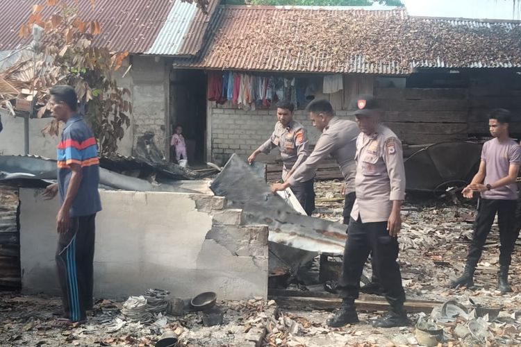 Aparat kepolisian bersama warga melakukan pembersihan di desa Ohoi Ngurdu, Kecamatan Kei Besar, Kabupaten Maluku Tenggara yang ikut terdampak bentrok warga, Kamis (17/11/2022)
