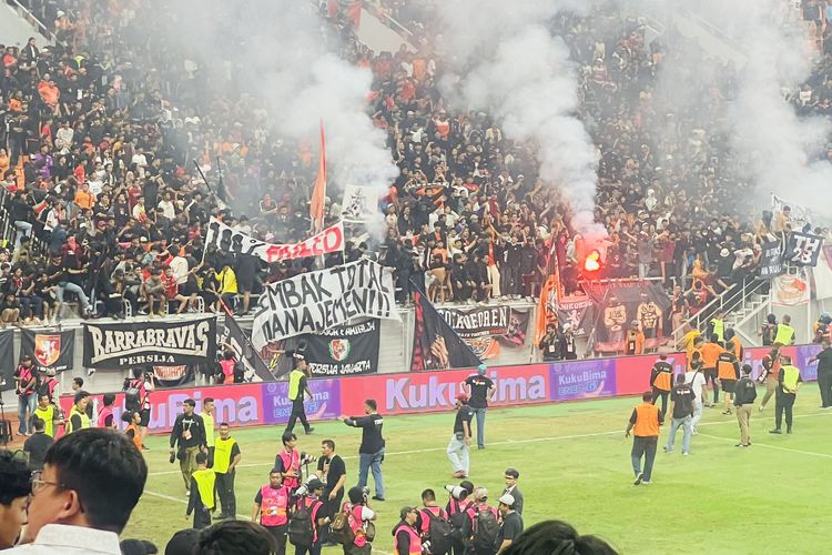 Flare Lolos Saat Pertandingan Persija di JIS, Polisi Klaim Sudah Periksa Ketat Suporter