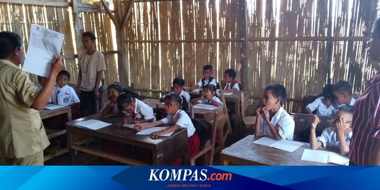 “Kursi, meja, dan papan tulis kami pinjam dari SDM Tawakihu. Sebagian sudah rusak, tapi kami perbaiki seadanya agar bisa digunakan anak-anak,” tutur Rambu Emelia Namupraingu, penanggung jawab di SD Inpres Paralel Lailara. | #SekolahInpres #Sumba