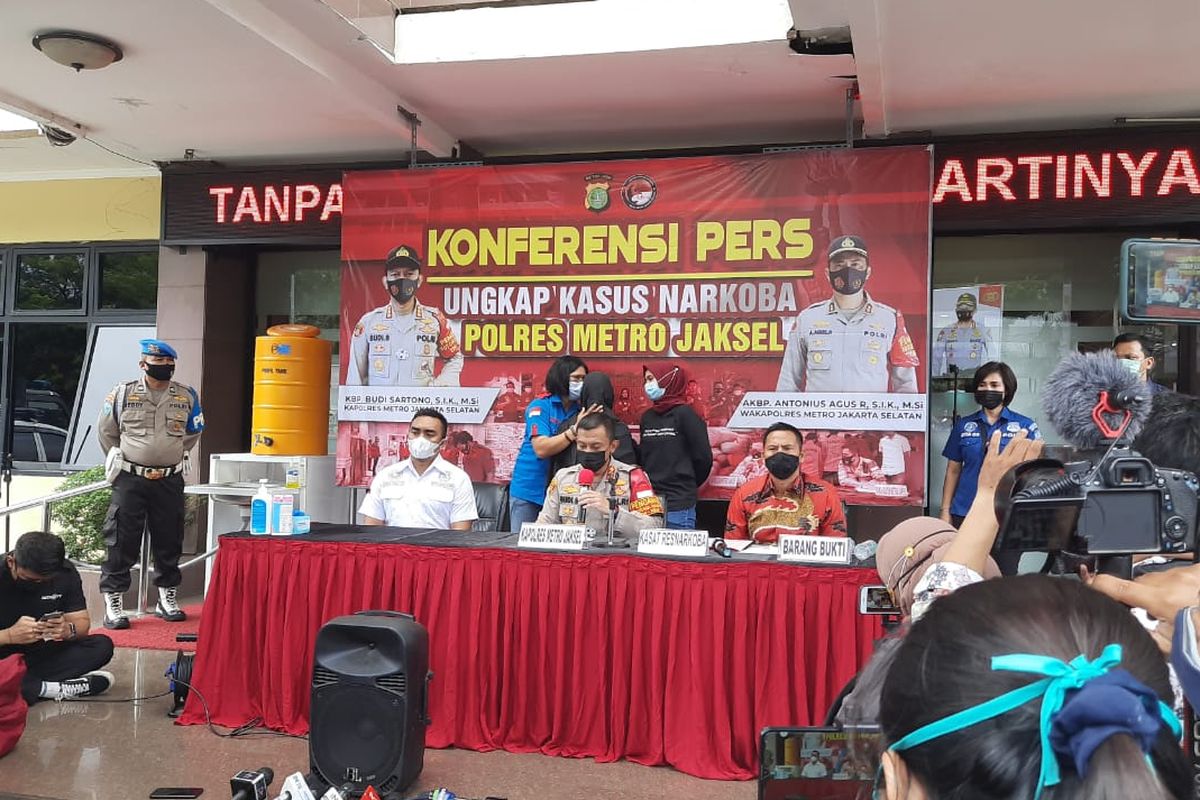Polres Metro Jakarta Selatan menggelar konferensi pers terkait penangkapan mantan artis cilik Ratna Fairuz atau lebih dikenal sebagai Iyut Bing Slamet, Sabtu (5/12/2020), di Polres Metro Jakarta Selatan.