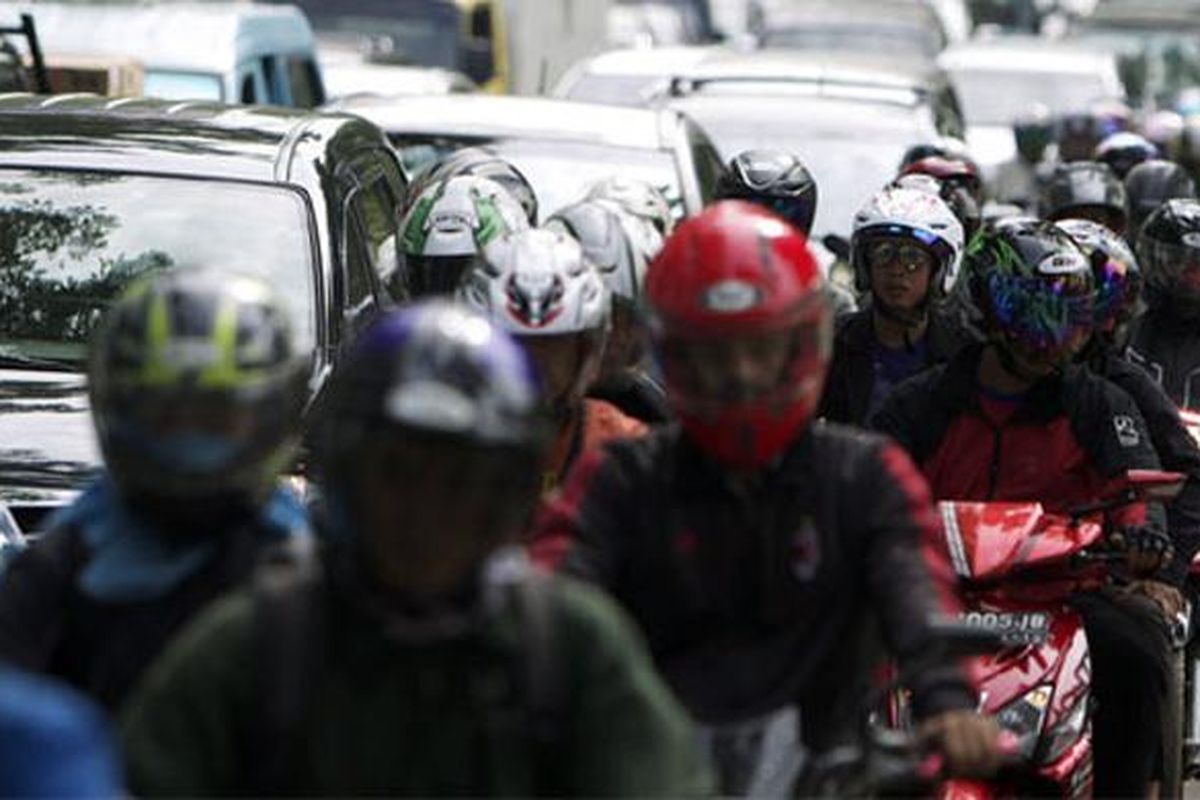 Pengguna sepeda motor di Jakarta.