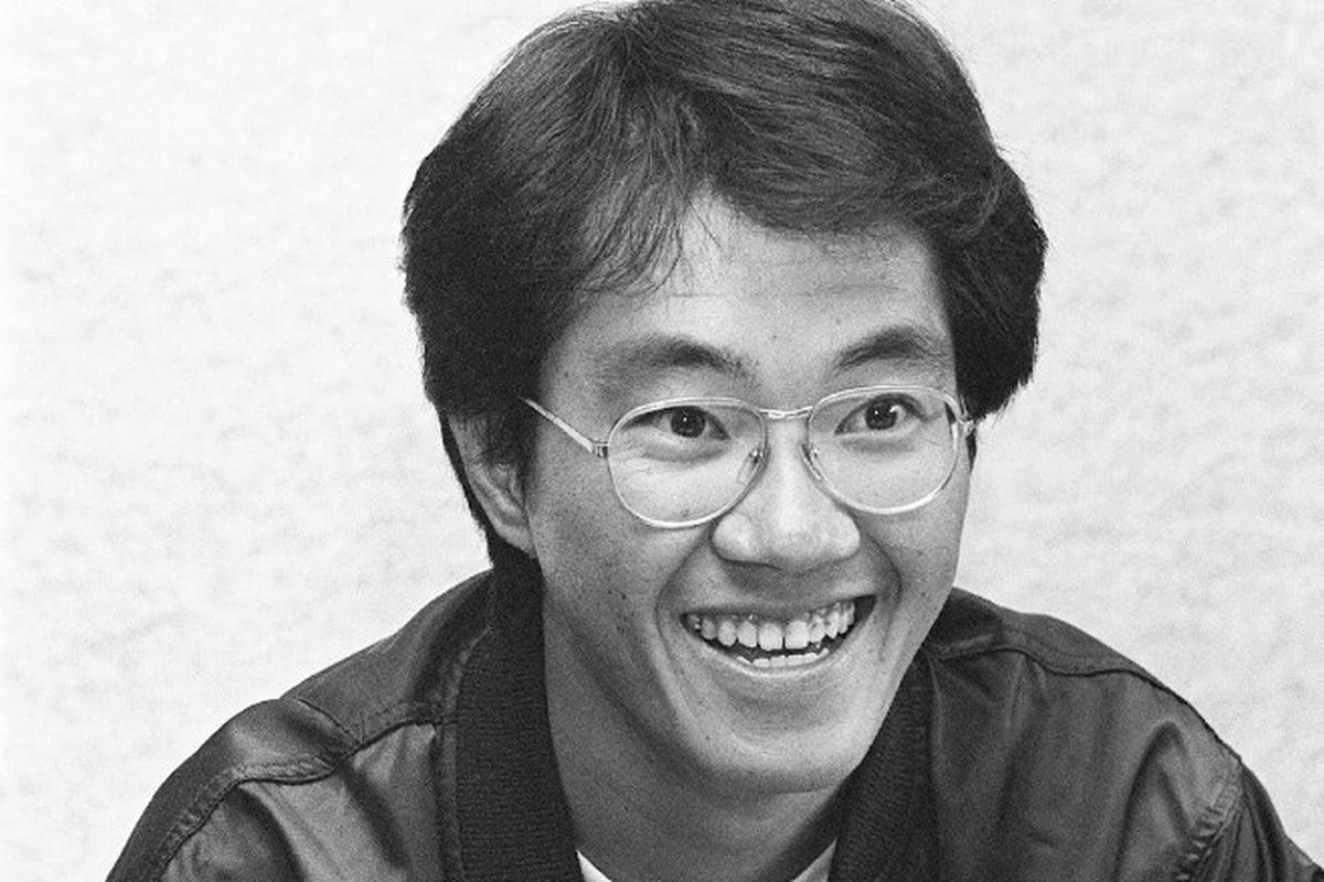 Foto hitam putih yang diambil pada bulan Mei 1982 ini menunjukkan seniman manga Jepang, Akira Toriyama, yang meninggal dunia pada tanggal 8 Maret 2024. Penerbit Shueisha mengatakan dalam sebuah pernyataan bahwa mereka sangat sedih dengan berita kematiannya yang tiba-tiba. Pria berusia 68 tahun itu adalah penulis judul Dragon Ball dan Dragon Ball Z yang sangat populer dan berpengaruh. 