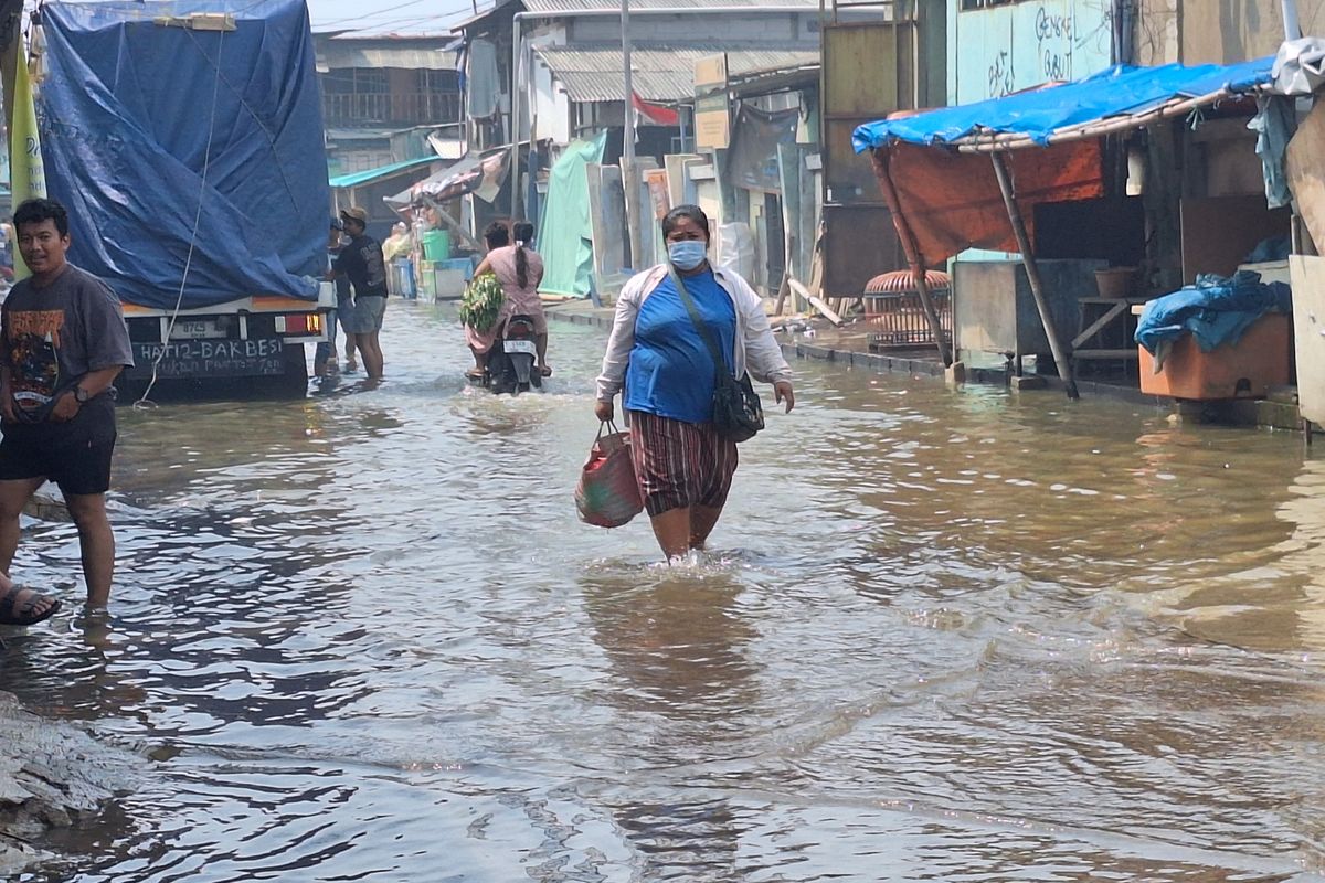 Selasa Siang, Ketinggian Banjir Rob di Muara Angke Jakut Makin Naik