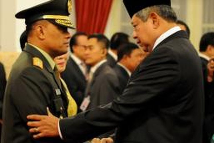 Presiden Susilo Bambang Yudhoyono melantik Letnan Jenderal Gatot Nurmantyo sebagai Kepala Staf TNI Angkatan Darat, di Istana Negara, Jakarta, Jumat (25/7).