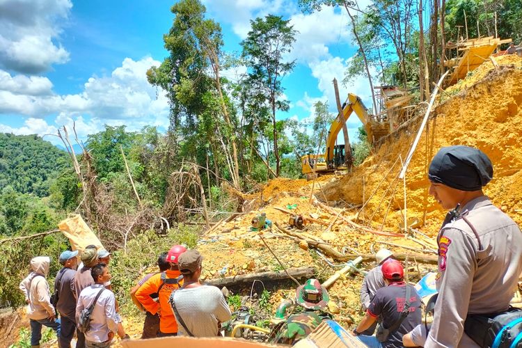 Kepolisian belum bisa pastikan jumlah pekerja tambang ilegal yang masih tertimbun longsor di Dusun Secepu, Desa Kinande, Kecamatan Lembah Bawang, Kabupaten Bengkayang, Kalimantan Barat (Kalbar).