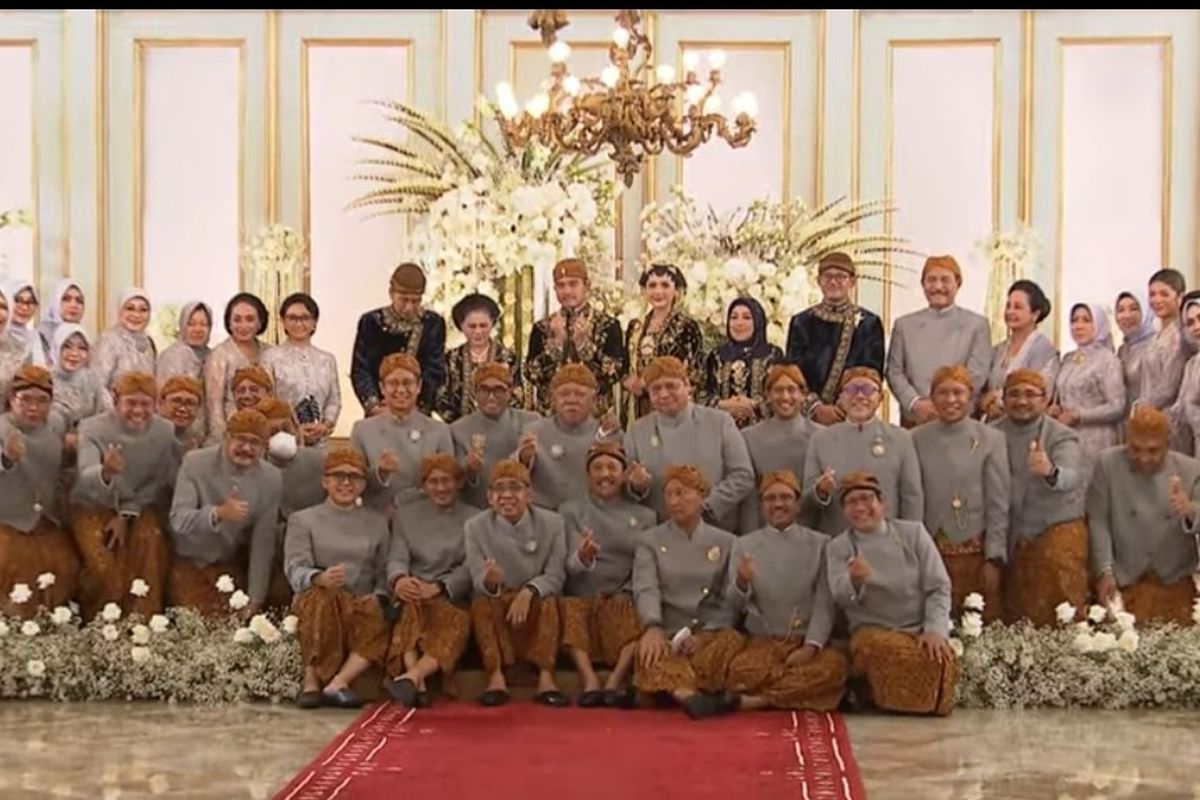 Para Menteri Kabinet Indonesia Maju berfoto bersama di pernikahan Kaesang Pangarep dan Erina Gudono di Puro Mangkunegaran, Minggu (11/12/2022).