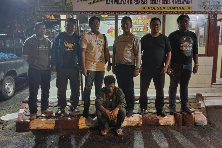 Pelaku penikaman berinisial AJ (35) diamankan Tim Opsnal Polres Simalungun. Dia mengaku menikam tetangganya karena sering diejek.