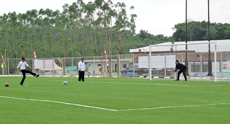Jokowi Main Bola Bareng Basuki dan Dito di Training Center PSSI IKN