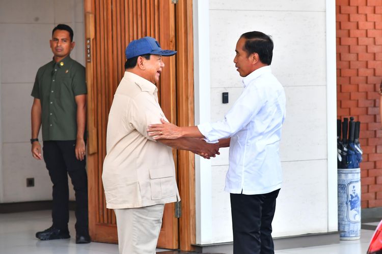 Menhan Prabowo Subianto menghampiri Presiden Jokowi di Bandara Halim Perdanakusuma, Jakarta, Jumat (21/6/2024) sore. 