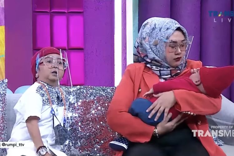 Daus Mini bersama sang istri Shelvie Hana dan anaknya saat hadir sebagai bintang tamu di acara Rumpi 