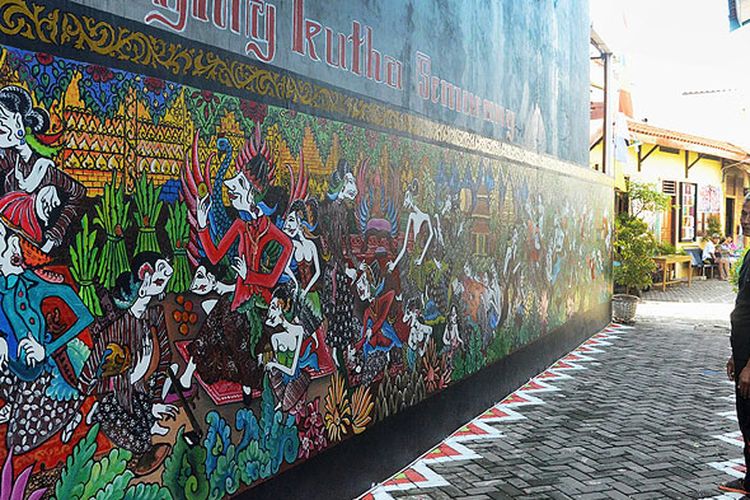 Mengangkat babad cerita sejarah Kota Semarang, Jawa Tengah, dalam bentuk mural semacam wayang beber telah digarap beramai-ramai oleh warga di Kampung Batik Tengah, Kelurahan Rejomulyo, Kecamatan Semarang Timur. Agus Susu, warga setempat, Selasa (2/5/2017), berdiri di antara lukisan mural Adeging Kutha Semarang yang digarap sejak 17 Desember 2016 di bawah koordinasi pelukis Ign Luwi Yanto, warga setempat. 