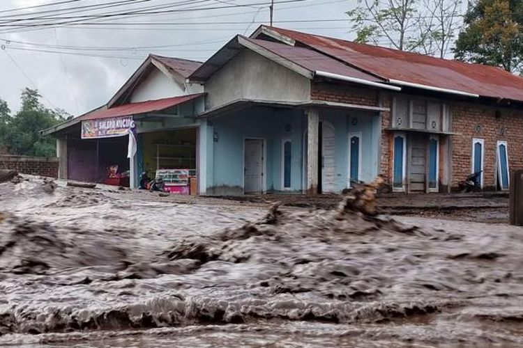 Banjir lahar dingin menerjang kawasan pemukiman di Nagari Bukik Batabuah, Kecamatan Canduang, Agam, Sumatera Barat, Jumat (5/4/2024).