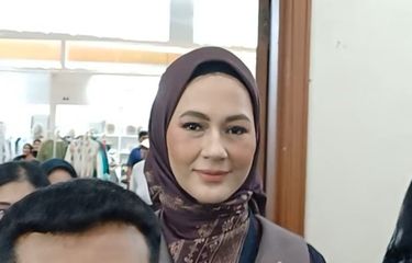 Model Paula Verhoeven ditemui usai menjadi model di catwalk fashion show Indonesia International Modest Fashion Festival (IN2MF) si JCC Senayan, Jakarta Pusat, Kamis (31/10/2024).