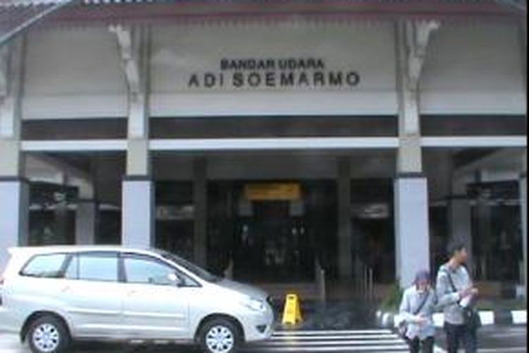 Bandara Adisumarmo masih tutup pada Senin (17/2/2014).