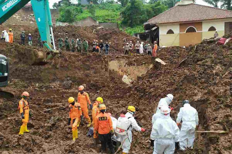 Tim SAR gabungan melakukan upaya pencarian korban longsor di Cimanggung, Sumedang, Minggu (17/1/2020). Sejauh ini total korban tewas sudah ditemukan sebanyak 32 orang dan 8 orang lainnya masih dalam pencarian. AAM AMINULLAH/KOMPAS.com