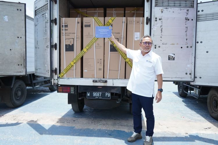 Menteri Perdagangan Zulkifli Hasan saat meninjau barang-barang impor ilegal mencakup produk elektronik hingga pakaian yang dimusnahkan di kawasan pergudangan Jaya Park, Sidoarjo, Jawa Timur pada Sabtu (24/9/202).