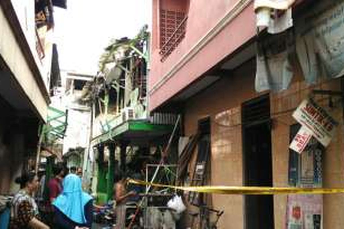 Kondisi pemukiman warga di Pemukiman padat penduduk di Kelurahan Grogol, Kecamatan Grogol Petamburan, Jakarta Barat, pasca terjadinya kebakaran, Kamis (4/8/2016).