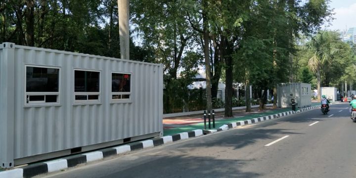 Kontainer ticket counter Asian Games 2018 ditempatkan di trotoar Jalan Pintu Satu Senayan, Jakarta Pusat. Kontainer itu memakan jalur sepeda. Foto diambil Jumat (3/8/2018).